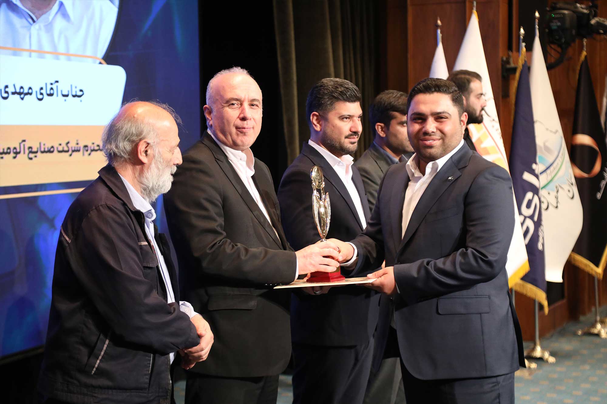 دریافت تندیس آلومینیوم پیشرو