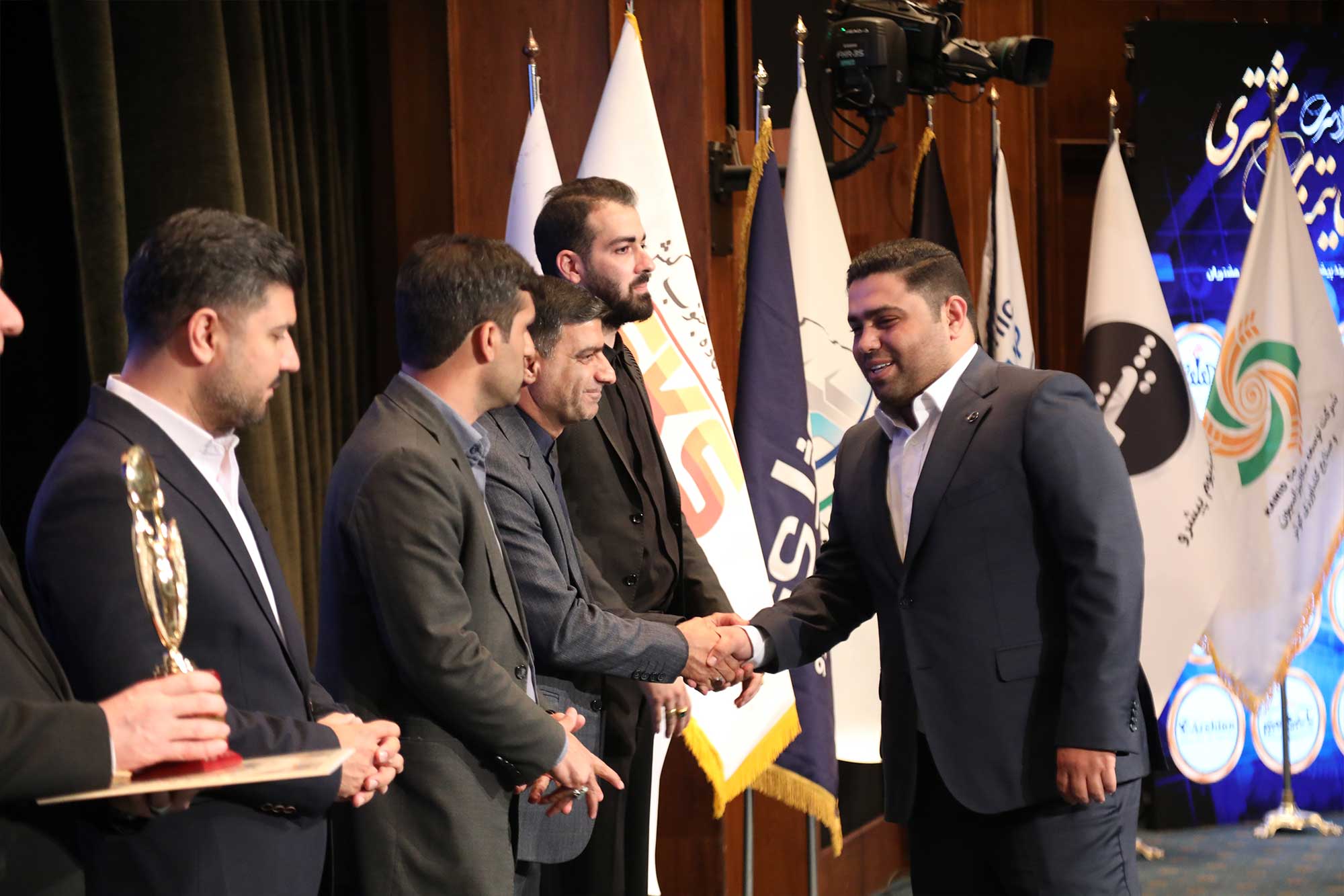 رضایتمندی مشتری آلومینیوم پیشرو